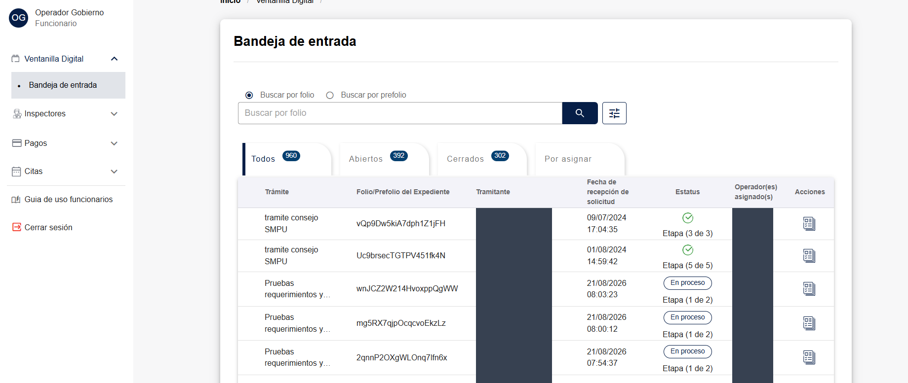 Bandeja de entrada vista por el funcionario Operador Gobierno, pestaña Todos con 960 expedientes. Se listan expedientes cuyo Operador(es) asignado(s) es otra persona, con su folio, fecha de recepción, estatus En proceso y Etapa (1 de 2). Las columnas Tramitante y Operador(es) asignado(s) están tapadas.