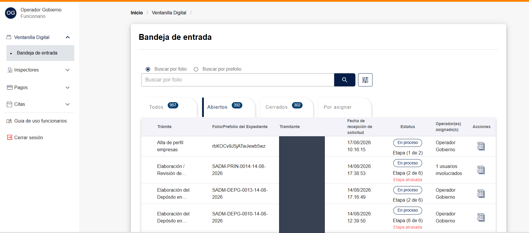 Bandeja de entrada del funcionario. En la columna Operador(es) asignado(s), un expediente en Etapa (2 de 6) muestra "1 usuarios involucrados" en lugar del nombre de un operador. La columna Tramitante está tapada.