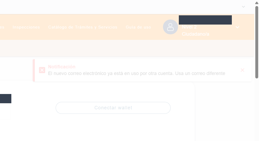 Notificación en la parte superior de la pantalla con el título "Notificación" y el texto "El nuevo correo electrónico ya está en uso por otra cuenta. Usa un correo diferente". Detrás se ve la pantalla "Mi perfil". El nombre del usuario está tapado.