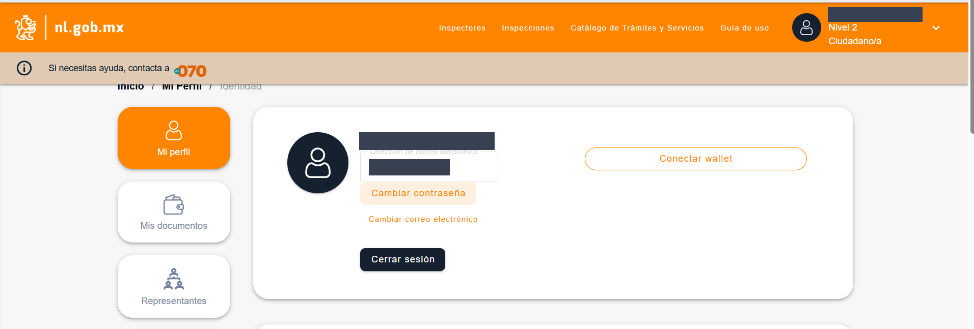 Pantalla "Mi perfil" de un ciudadano de Nivel 2 en NLínea. A la izquierda, las pestañas "Mi perfil", "Mis documentos" y "Representantes". En la tarjeta de cuenta: el nombre, el campo "Dirección de correo electrónico", "Cambiar contraseña", "Cambiar correo electrónico" y "Cerrar sesión". A la derecha, el botón "Conectar wallet" porque la wallet no está conectada. El nombre y el correo están tapados.