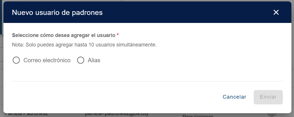 Ventana "Nuevo usuario de padrones" con el texto "Seleccione cómo desea agregar el usuario", la nota del límite de 10 usuarios, los botones de opción Correo electrónico y Alias sin marcar, y los botones "Cancelar" y "Enviar" (Enviar deshabilitado)