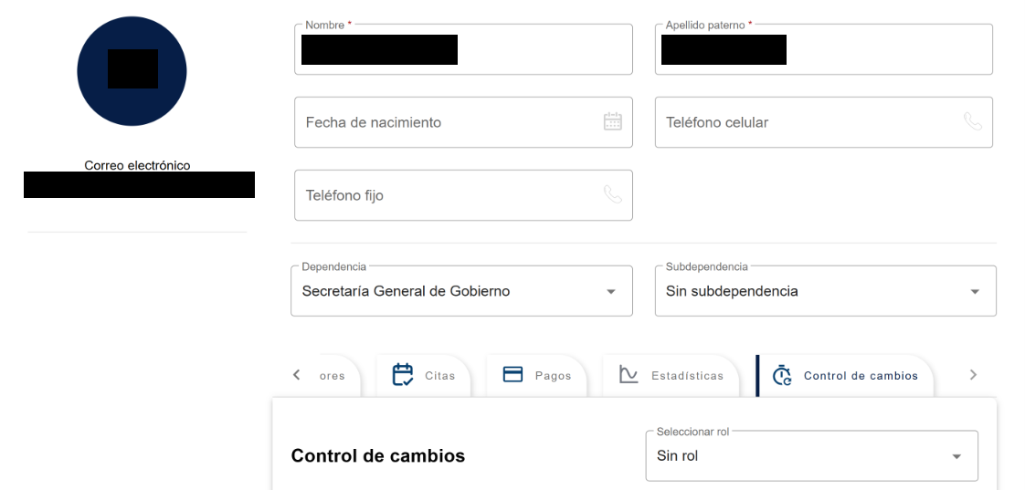 Detalle de un usuario con sus datos personales tapados, la dependencia "Secretaría General de Gobierno" y la fila de pestañas por módulo — "Citas", "Pagos", "Estadísticas" y "Control de cambios", esta última seleccionada y mostrando la lista "Seleccionar rol" en "Sin rol"